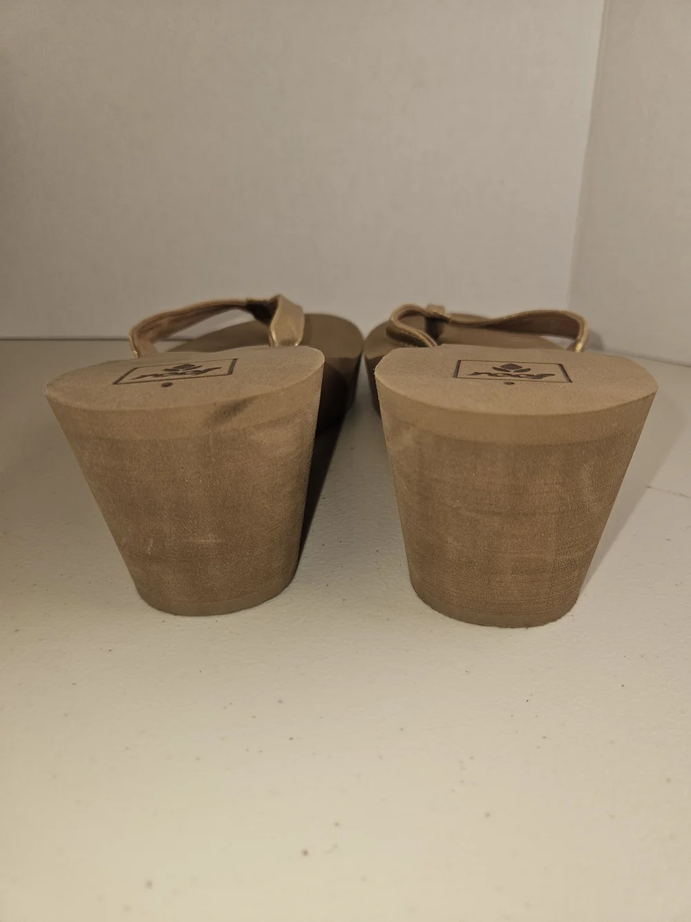 Brand New Sz 9 Reef Women’s Metallic Gold Thong Wedges H-18 JHV Brown & Gold
